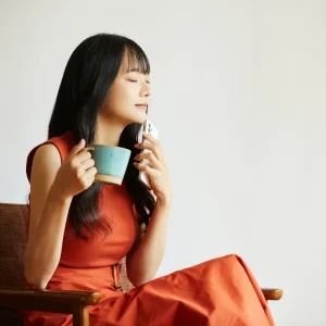 スカートをはいた人が椅子に座るときにする仕草
