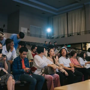 演奏会場の客席の椅子
